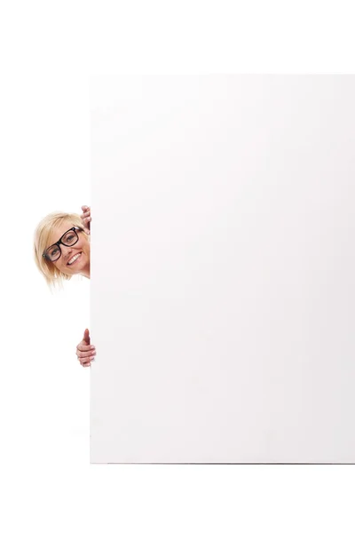 Mutlu genç bir kadın beyaz tahta bakmak — Stok fotoğraf