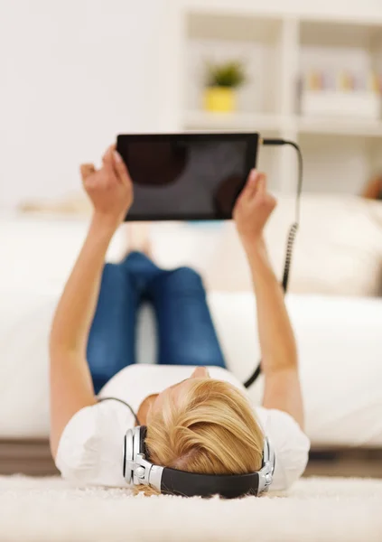 Mulher loira ouvindo música — Fotografia de Stock