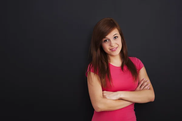 Portret van een lachende jonge vrouw — Stockfoto