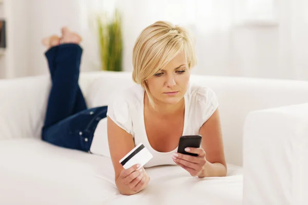 Foco mulher segurando telefone celular — Fotografia de Stock