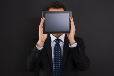 Dijital tablet tutan işadamı