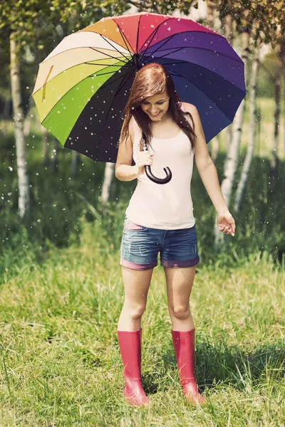 Mujer en día lluvioso verano — Foto de Stock