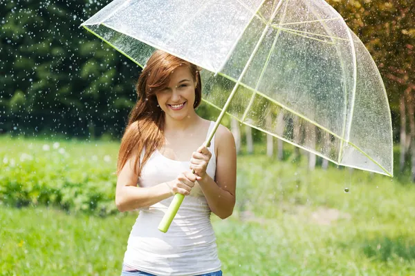 Vrouw met paraplu in de regen — Stockfoto