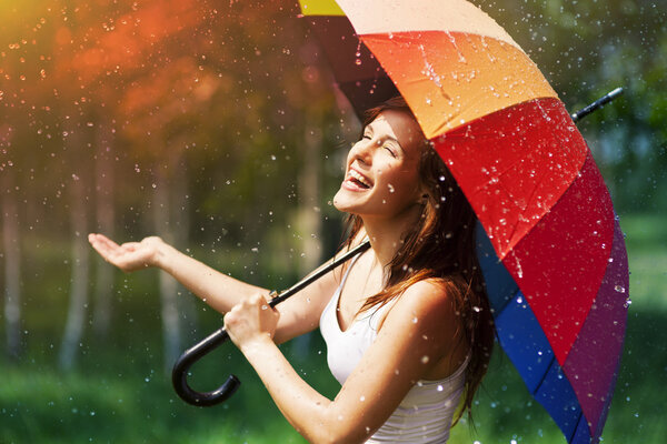 Женщина с зонтиком проверяет на дождь
