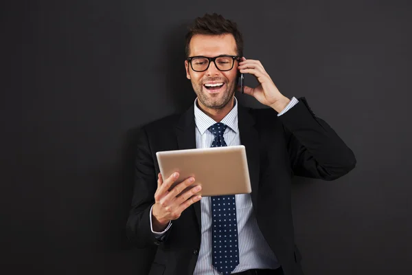 Geschäftsmann arbeitet mit Handy und digitalem Tablet — Stockfoto