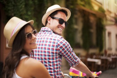 şehirde bisiklet üzerinde güzel Çift