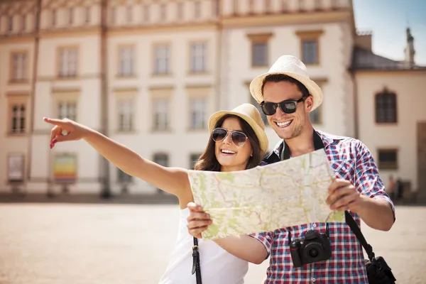 Glad turist sightseeing staden med karta — Stockfoto