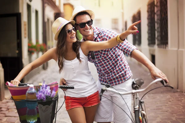 Happy couple with bikes in the city — Stock Photo, Image