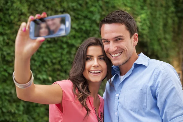Lyckliga paret att göra ett foto av sig själva — Stockfoto