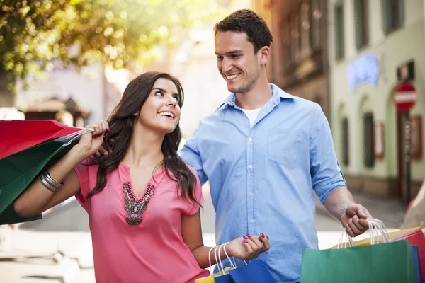 Junges Paar genießt den gemeinsamen Einkauf — Stockfoto