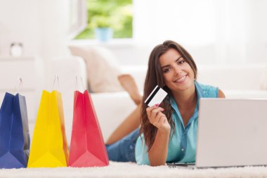 güzel bir kadın evde alışveriş için kredi kartıyla ödeme