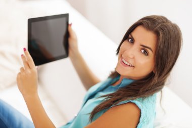 genç ve güzel kadın evde dijital tablet kullanma