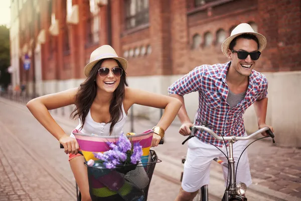 Couple riding bicycles in the city — Stock Photo, Image