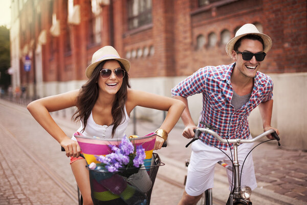 пара езда на велосипедах в городе
