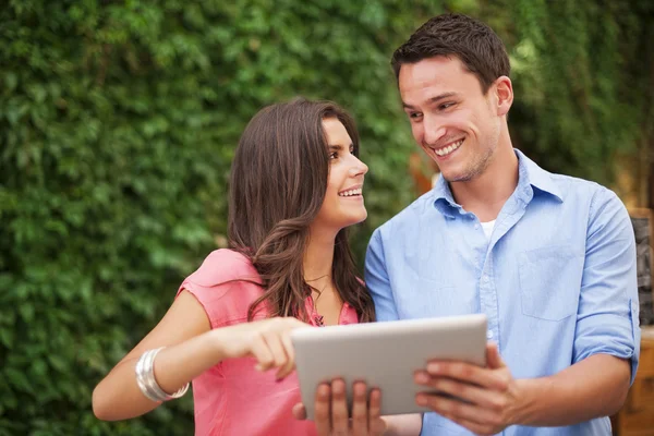 Junges Paar nutzt digitales Tablet — Stockfoto