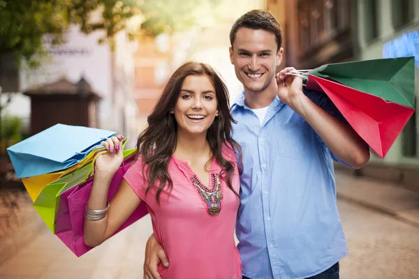 Feliz casal segurando saco de compras — Fotografia de Stock