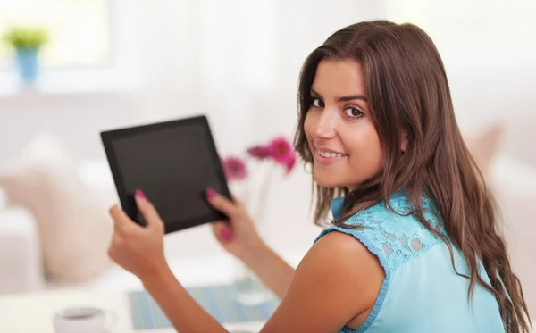 Mulher feliz relaxando em casa com tablet digital — Fotografia de Stock