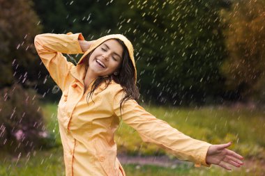 doğa içinde mutlu bir kadın