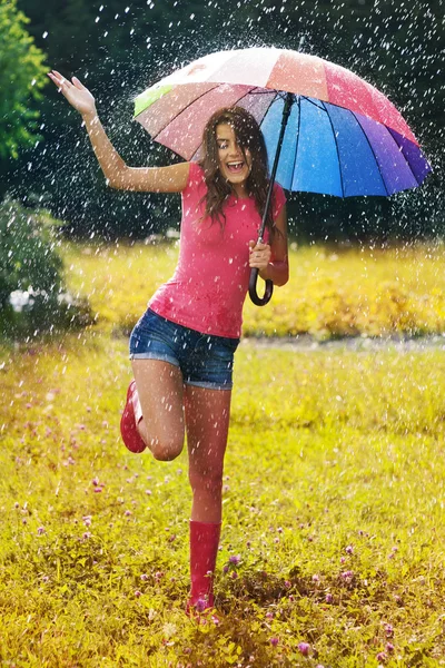 Mujer joven y hermosa divertirse en la lluvia —  Fotos de Stock