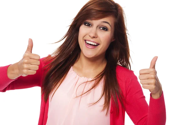 Jovem mulher feliz mostrando polegares para cima — Fotografia de Stock