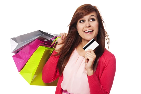 Mujer soñadora con bolsas de compras y tarjeta de crédito — Foto de Stock