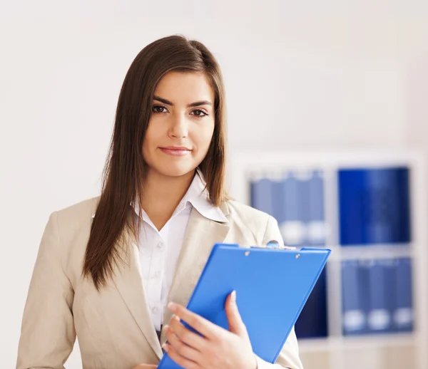 Retrato de mujer de negocios hermosa y franca — Foto de Stock