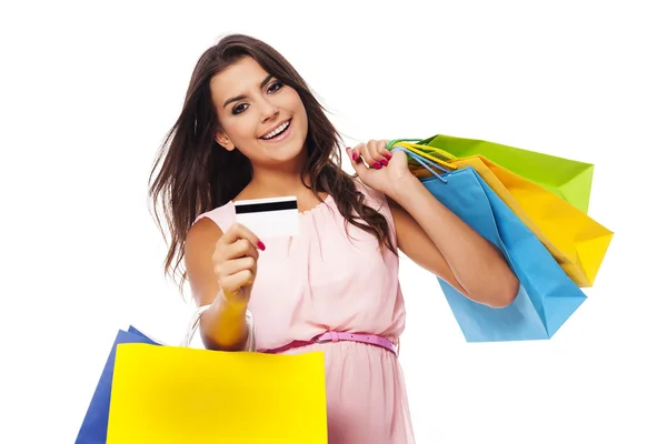 Superbe femme avec sac à provisions multicolore et carte de crédit — Photo