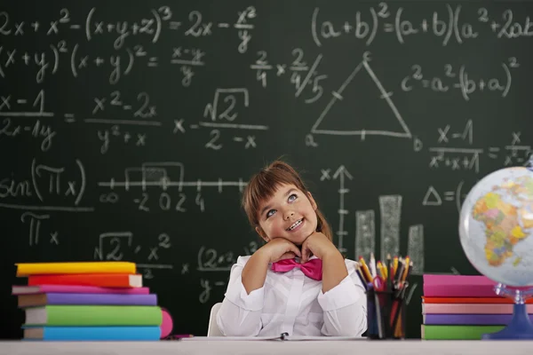 Mädchen sitzt und träumt im Klassenzimmer — Stockfoto