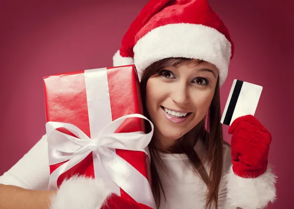 Santa vrouw met rode luxe-geschenketui en credit card — Stockfoto