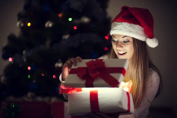 Donna con regalo magico — Foto Stock