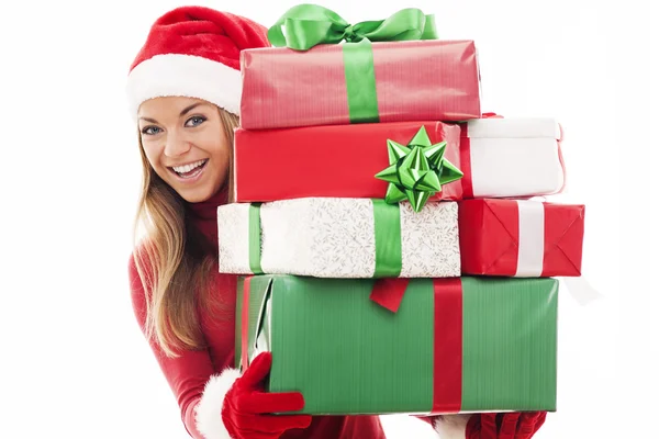 Vrouw met kerstcadeaus — Stockfoto