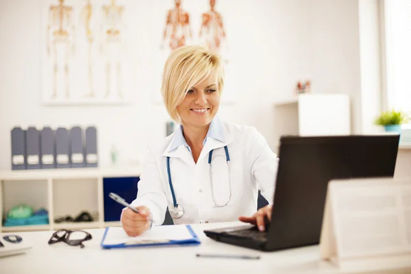 Kontrollera medicinska resultat på laptop — Stockfoto