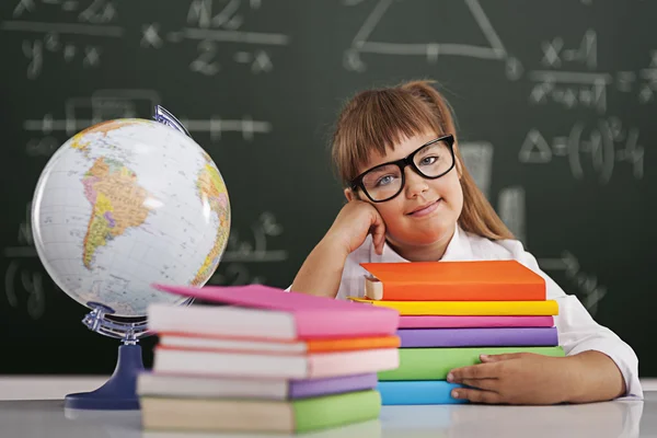 Lachende meisje met stapel boeken — Stockfoto