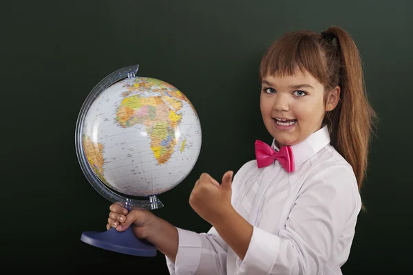 Colegiala con globo mostrando signo ok —  Fotos de Stock