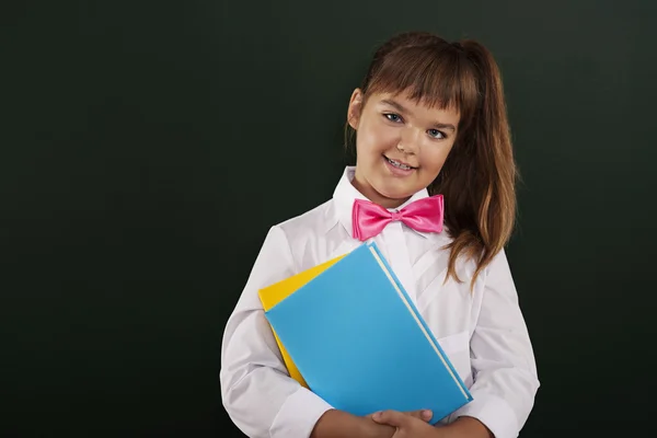 Porträtt av söt liten skolflicka med bärbara datorer — Stockfoto