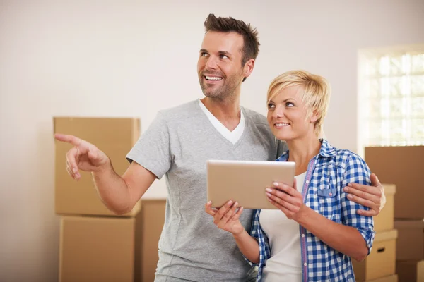 Couple arranging their house after moving in — Stock Photo, Image