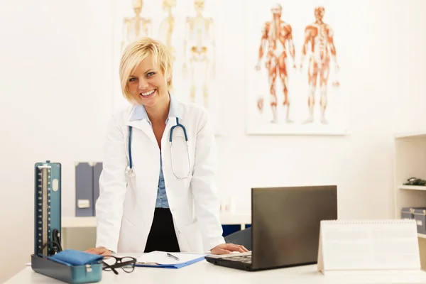 Médica em seu consultório — Fotografia de Stock