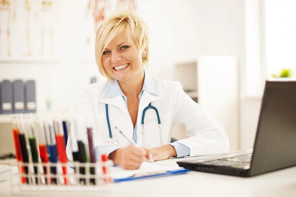 Kvinnliga läkare hårt arbetande — Stockfoto