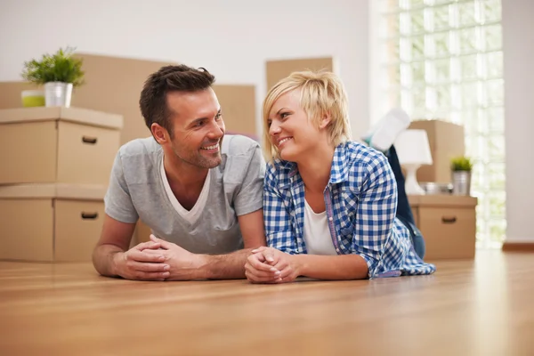 Couple taking a break from moving house — Stock Photo, Image