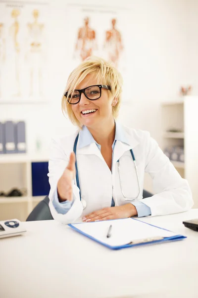 Médica oferecendo um aperto de mão — Fotografia de Stock