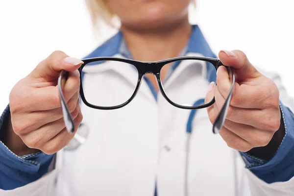 Оптометрист дает новые очки — стоковое фото