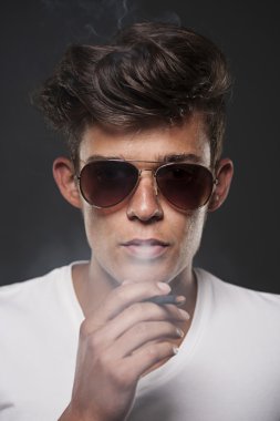 adam exhaling sigara dumanı