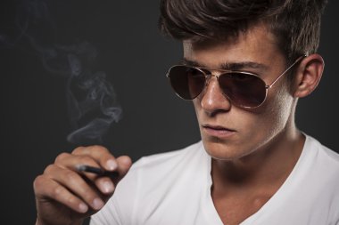 siyah sigara ile odak genç adam