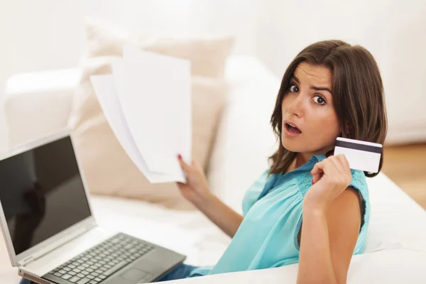 Vrouw en huishouden rekeningen — Stockfoto