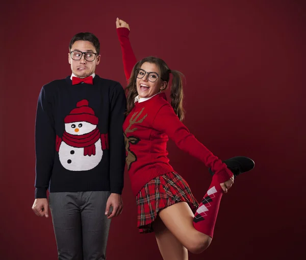 Nerd mujeres coqueteando con tímido hombre — Foto de Stock