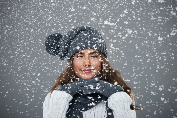 Beautiful young woman enjoys first snow — Stock Photo, Image