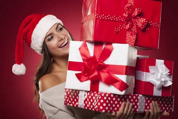 Cute young woman wearing santa hat — Stock fotografie