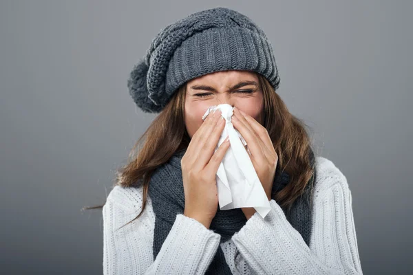 Giovane donna con influenza — Foto Stock