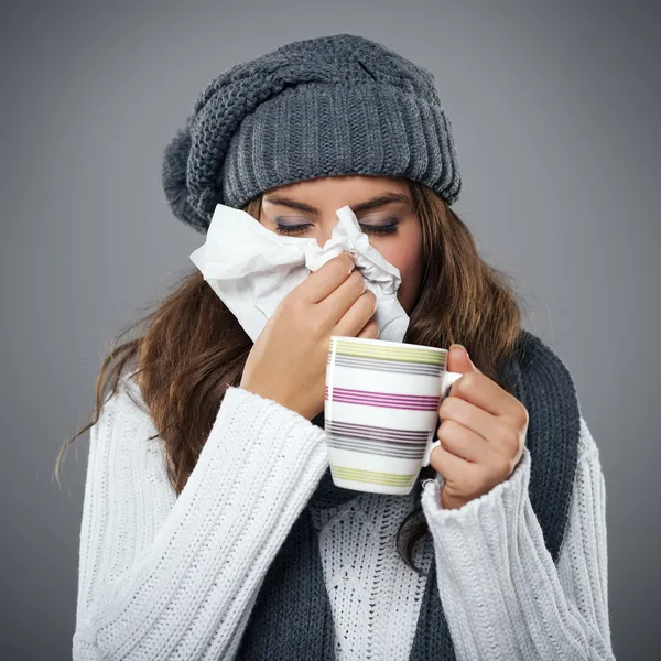 Mujer joven que tiene gripe — Foto de Stock