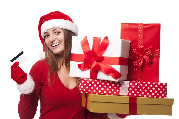 Donna con cappello da Babbo Natale in possesso di regali di Natale e carta di credito — Foto Stock